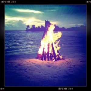 c99-An Australian Christmas - mylusciouslife.com - billabong fire on beach in evening.jpg